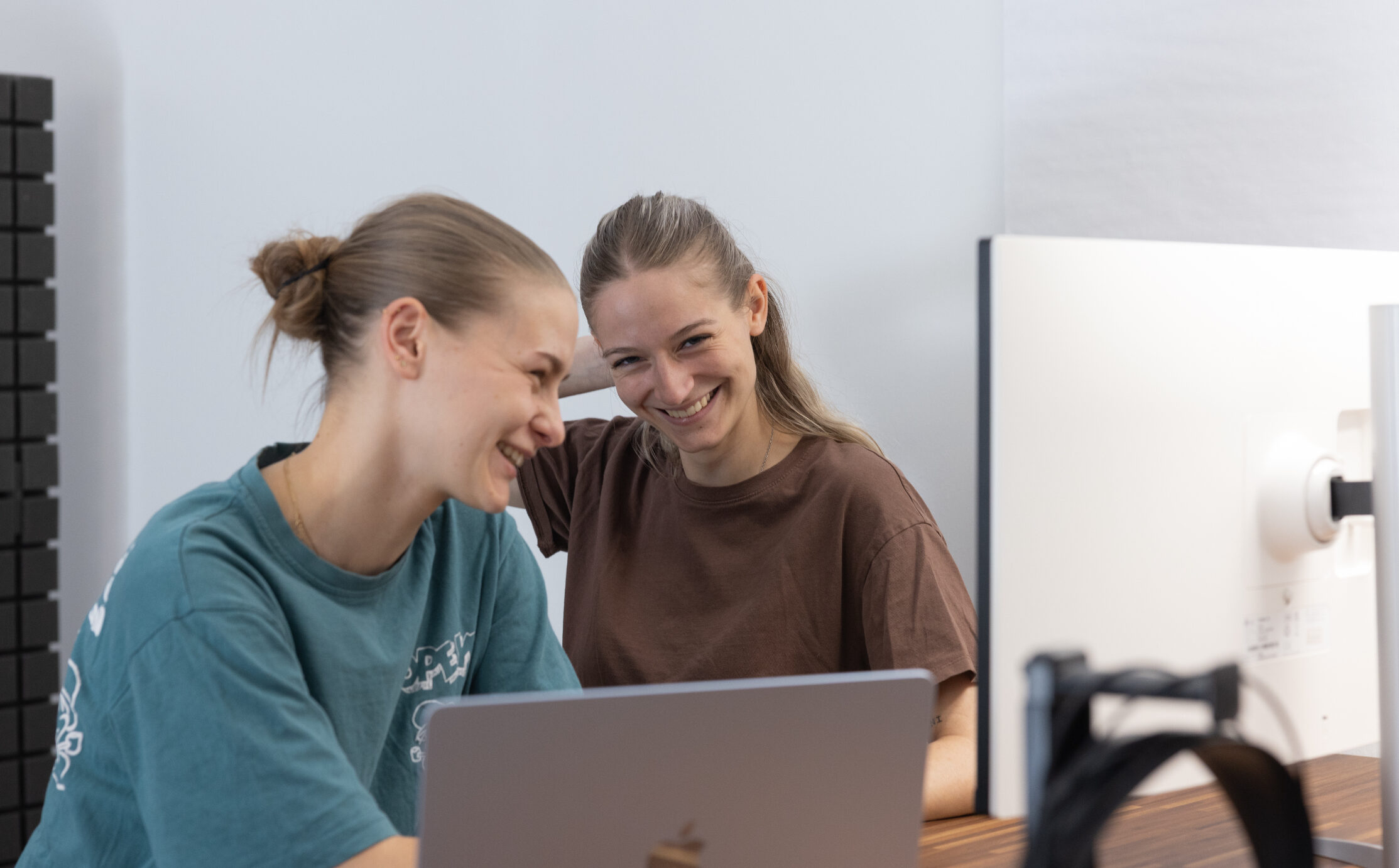 Praktikum bei NOSUN shaping brands, Selma und Hannah, Beide Lachen, Blog, NOSUN